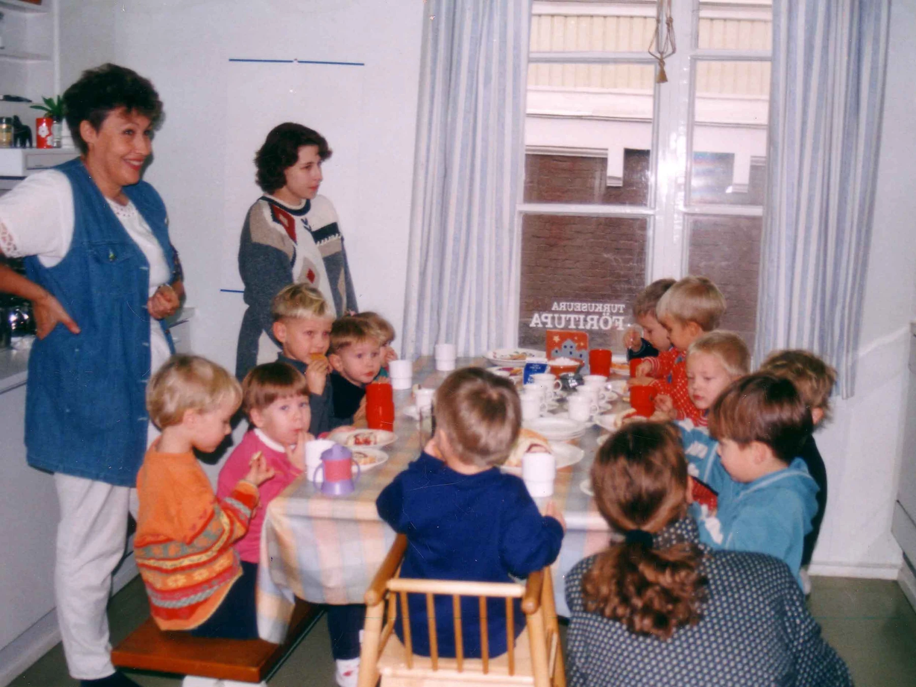 Turkuseuran Äitipiiri kokoontui Turkuseuran tiloissa 1990-luvulla viikoittain. Liiviliigassa puolestaan kohtasivat odottavat ja imettävät äidit. Kuva vuodelta 1999.
