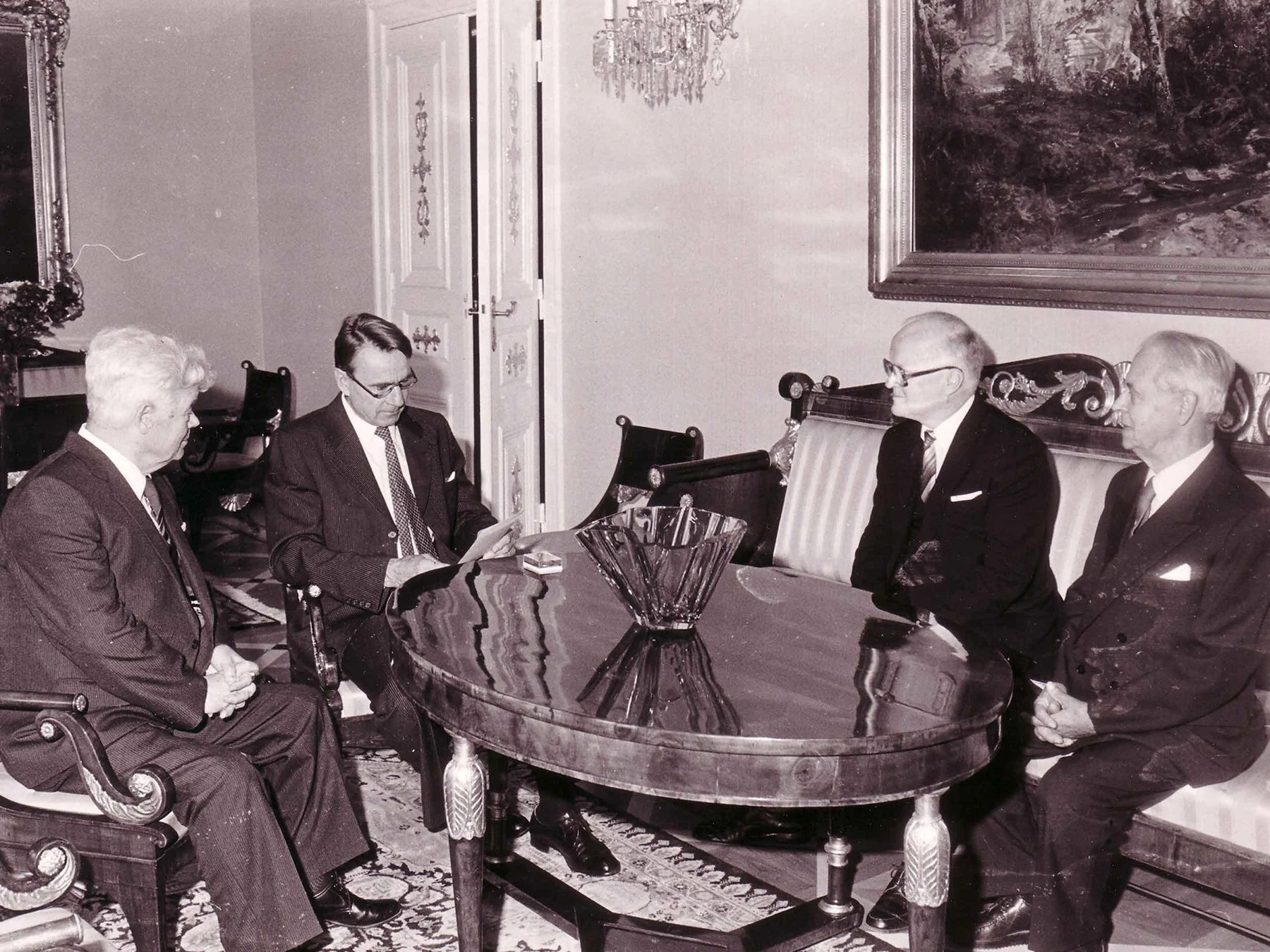 Turkuseuran lähetystö presidentin vastaanotolla vuonna 1982 tuomisinaan uunituore Kaksitoista pakkalaista -kirja. Mauno Koivisto on seuran kunniajäsen.