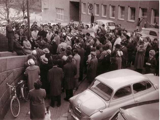 Toivo Rinne esittelee Parkinmäkeä vuonna 1962. Suosittuja paseruita eli kävelykierroksia on järjestetty Turkuseuran alkutaipaleelta saakka.